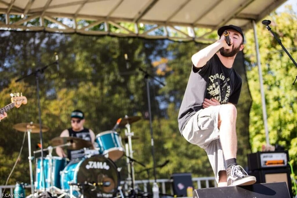 The Hauntings - concert, singing, microphone